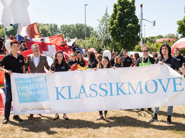 The orchestra academy entering the ACO Thormannhalle