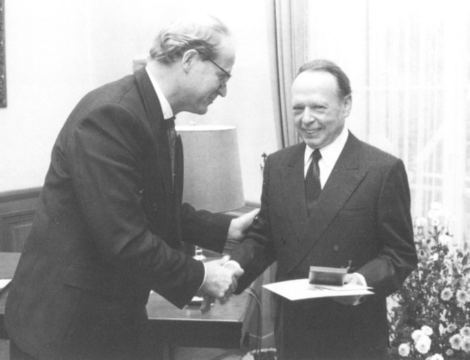 8th November 1991: Ernst Welteke presents Udo Passavant with the Order of Merit of the Federal Republic of Germany