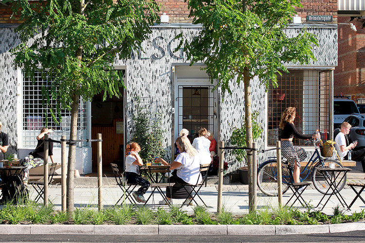 The underground rainwater retention system is not visible to visitors of the local café.