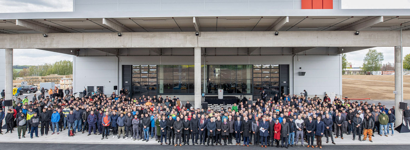 News-logistikhalle-gruppenfoto