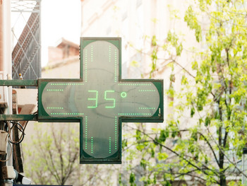 Thermometer with high temperature in a city