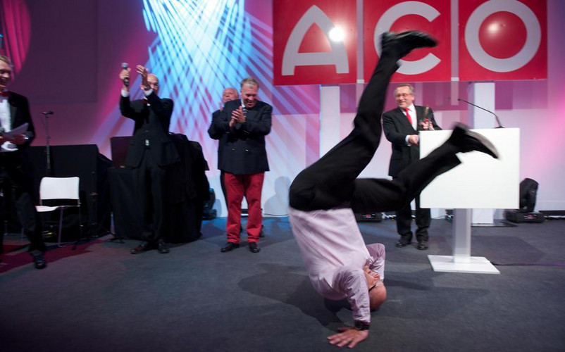 Gelebte Begeisterung - mit einem Purzelbaum des Geschäftsführers zum Gewinn des ersten BaustoffMarkt Oskars.