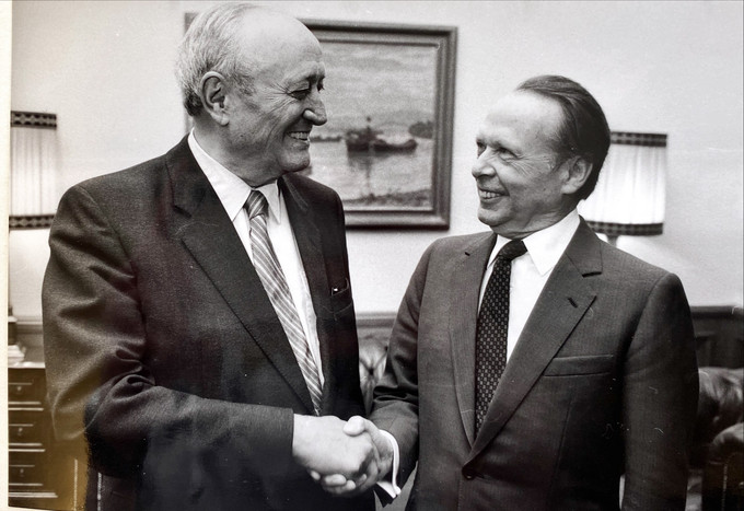 Amtsübergabe von Diether Hummel am 25.06.1985: Udo Passavant wird Präsident der IHK Wiesbaden. Bis 1990 hatte er das Amt inne