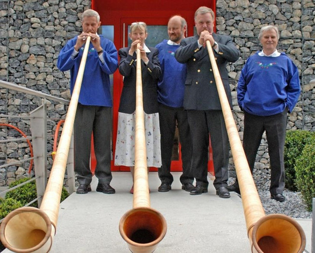 Feierlichkeiten zur Erweiterung des Standortes von ACO Schweiz in Netstal 2006. Nachdem am ursprünglichen Standort in Mitlödi seit 1973 produziert worden war zog ACO Schweiz 1991 an den neuen Hauptsitz in Netstal um.