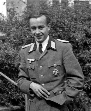 4 194445 Ca. Severin Ahlmann Als Soldat Am Fuße Der Gartentreppe Des Direktorenhauses