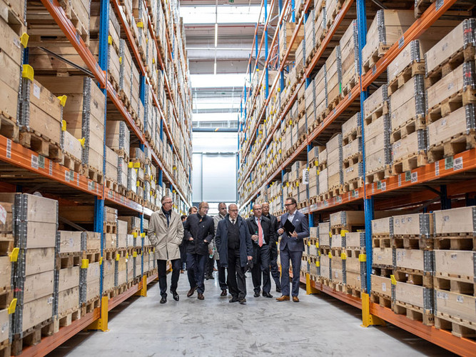 Führung durch die neue, zwölf Meter hohe Lagerhalle