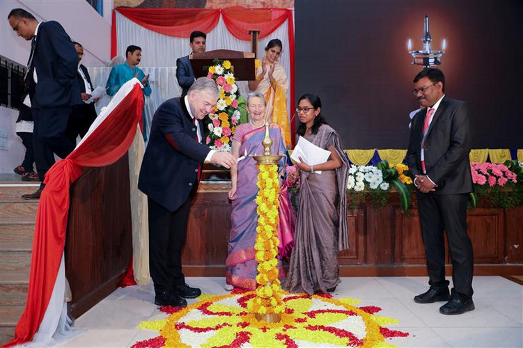 Die Familie Ahlmann im Januar 2020 bei der 10 Jahres Feier des ACO Technology Center in Bangalore, Indien.