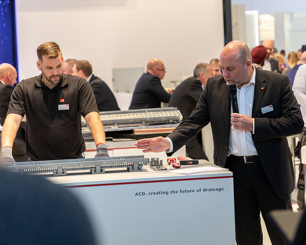 Dennis Salbreiter from ACO Anwendungstechnik (application engineering) and product manager Bernd Harder are explaining the features of the new Profiline X