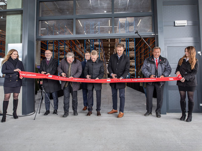 Inaugurated the new logistics hall (from left): Markéta Drdlová, Pavel Čížek, Hans-Julius Ahlmann, Jan Císek, Iver Ahlmann, Pavel Stehno, Volker Harbs, Klára Krepčíková