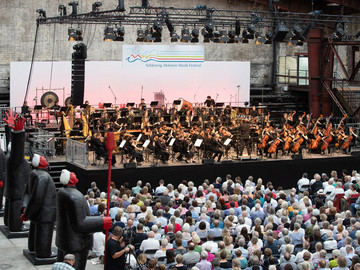 Bis auf den letzten Platz gefüllt: Die Carlshütte in der NordArt während eines Konzerts
