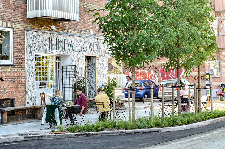 The climate tile was installed in Heimdalsgade in the Copenhagen district of Nørrebro