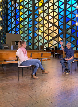 Interview CAU Kirche Von Innen Teaser Kachel Newsseite