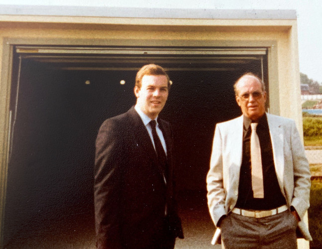 Hans-Julius und Josef-Severin Ahlmann vor einer ACO Fertiggarage.