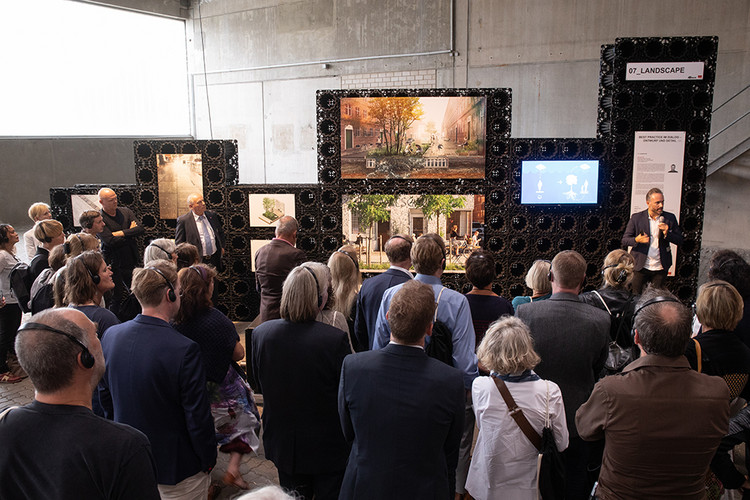 Flemming Rafn Thomsen from TREDJE NATUR presents the climate tile. ACO's Stormbrixx storm water management system is an essential part of the project