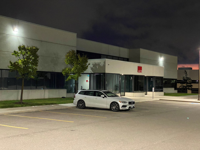 ACO Kanada Büro mit Auto bei Nacht