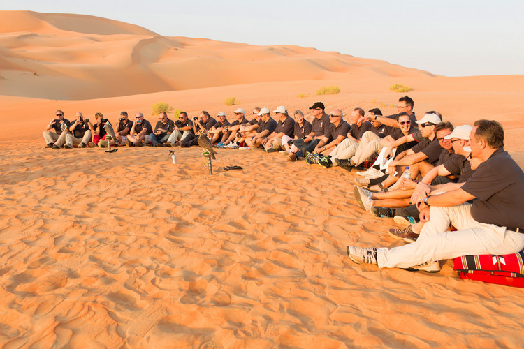 Das Führungsteam in der Wüste Dubais. Die Expansion in die Vereinigten Arabischen Emirate beginnt 2004.