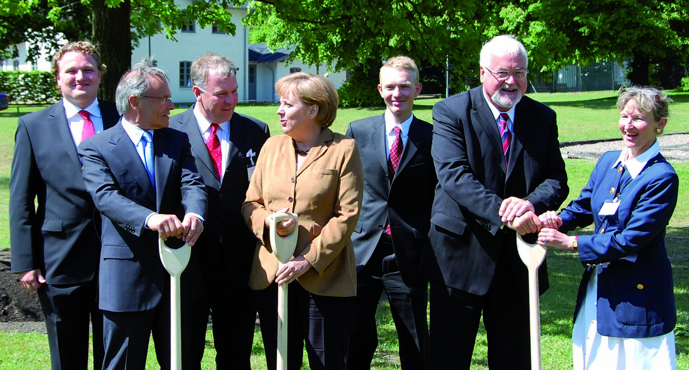 Angela Merkel pflanzt einen Baum auf dem NordArt Gelände von ACO