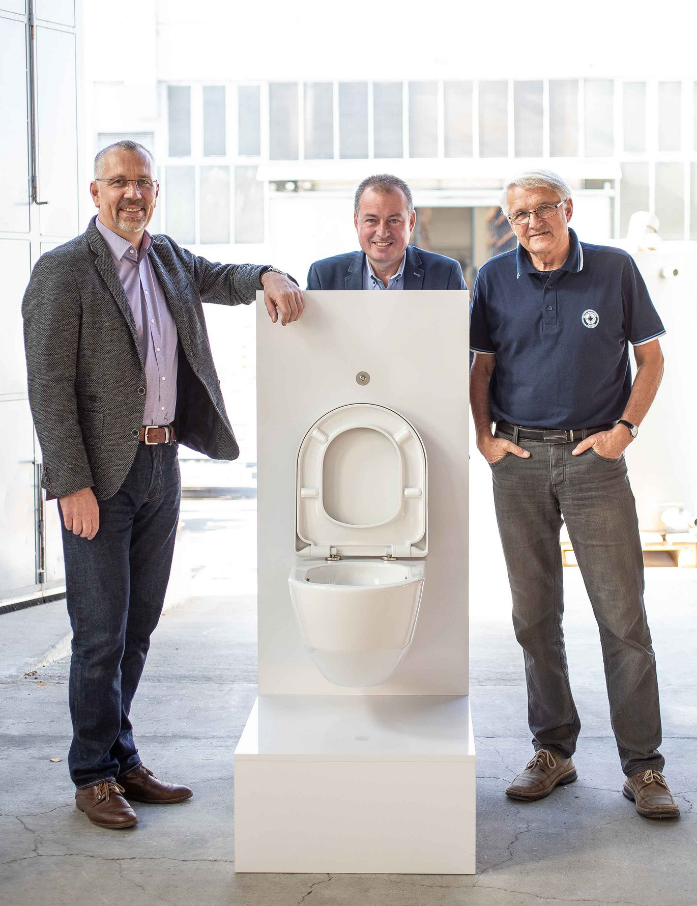 Lukas Kaisler, Jiri Lonicek, Jiri Haberle mit der smarten Toilette von ACO Marine