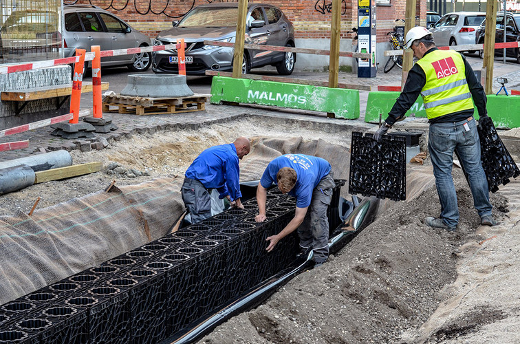 Installation of the ACO Stormbrixx block drainage system, in which rainwater can be temporarily stored.