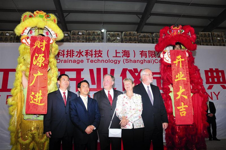2010 Eröffnung des Werkes in Shanghai mit Ministerpräsidenten Peter Harry Carstensen.