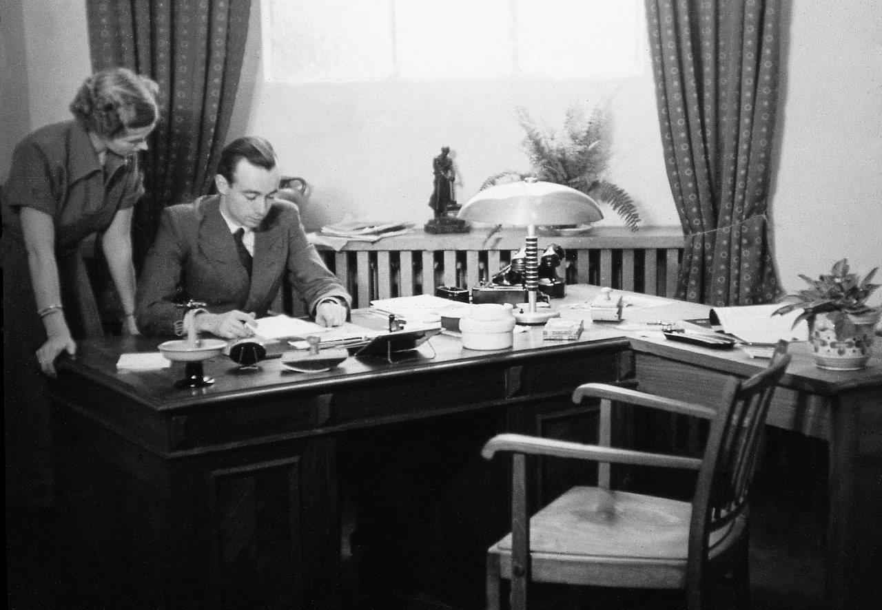 Mit seiner Frau Maria am Schreibtisch im Jahr 1948
