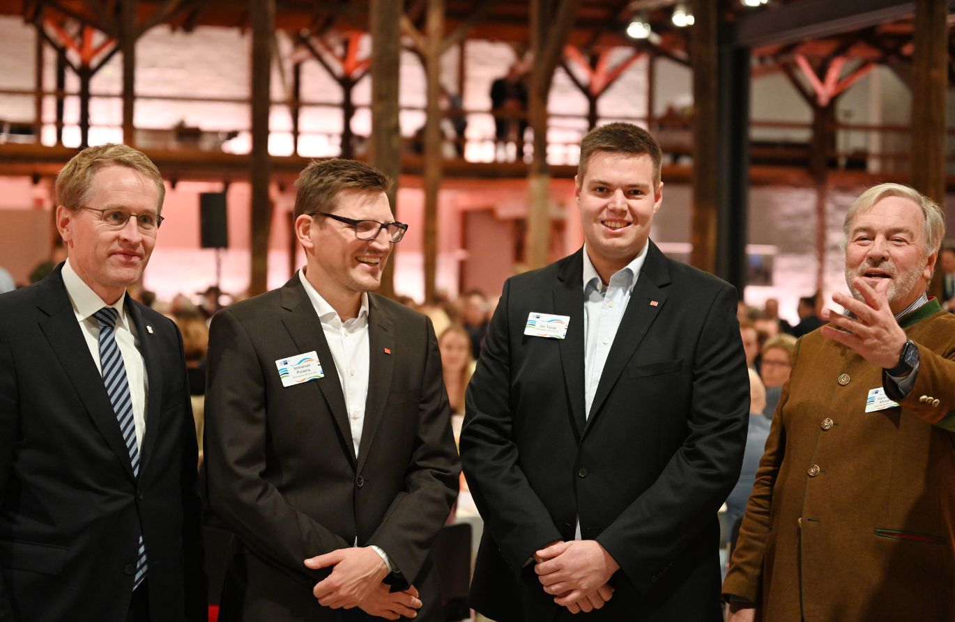 Daniel Günther mit Gruppe am Abend