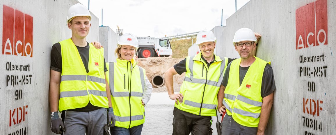 Menschen auf Baustelle mit Warnweste