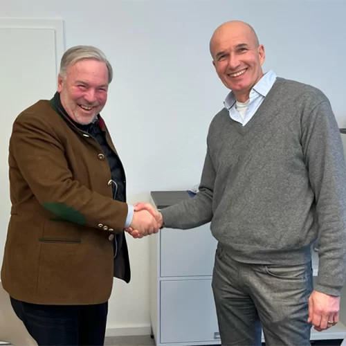 Handschlag: Hans-Julius Ahlmann, geschäftsführender Gesellschafter der ACO Gruppe und Michael Goebel geschäftsführender Gesellschafter Betonwerk Neu-Ulm