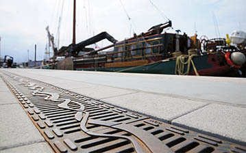 Freestyle grating at the visitor’s promenade in Laboe
