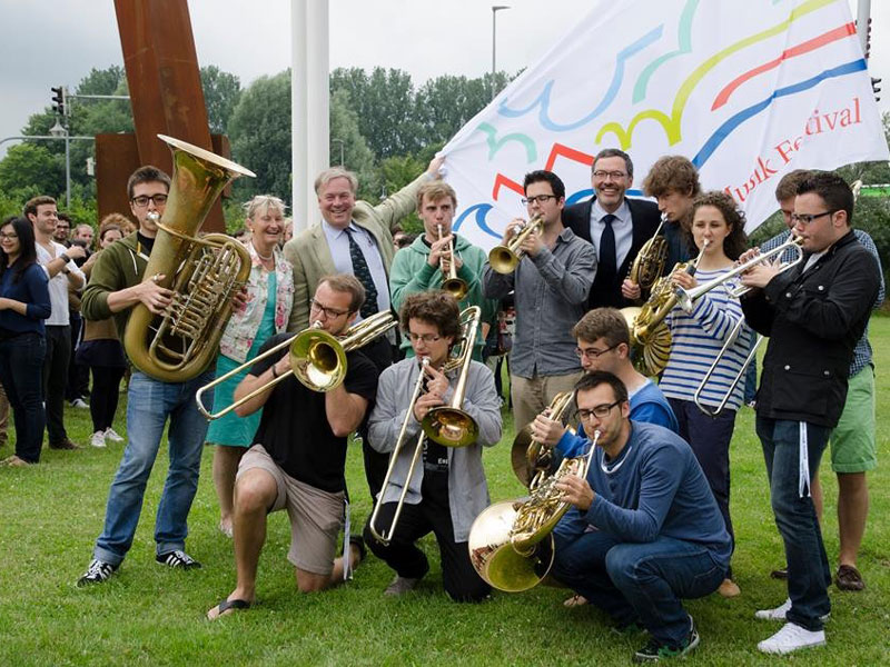 Hans-Julius and Johanna Ahlmann with young musicians of the Schleswig-Holstein Music Festival